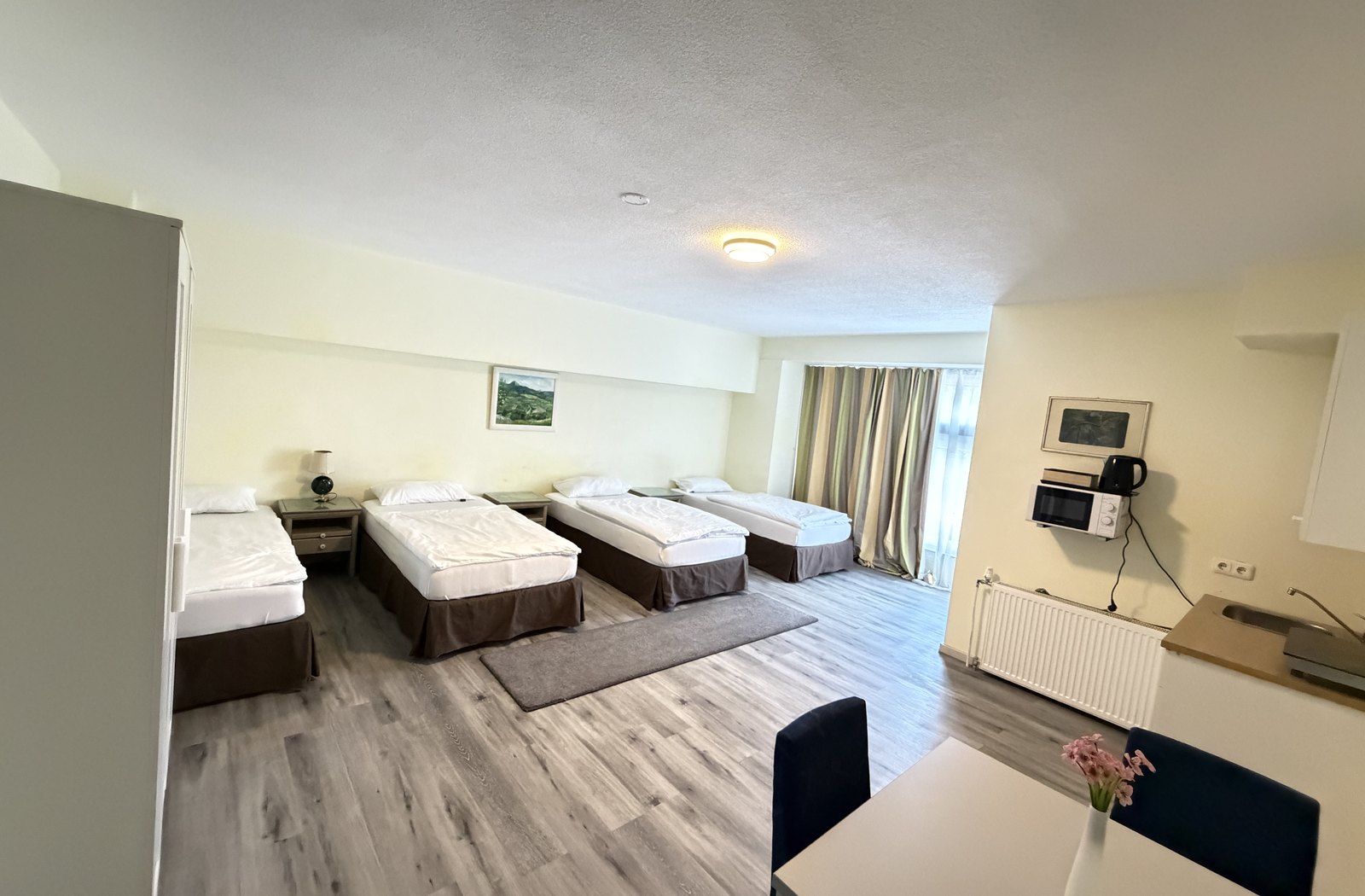 LIMOSTAY Zimmer mit Einzelbetten, Tisch und praktischem Stauraum