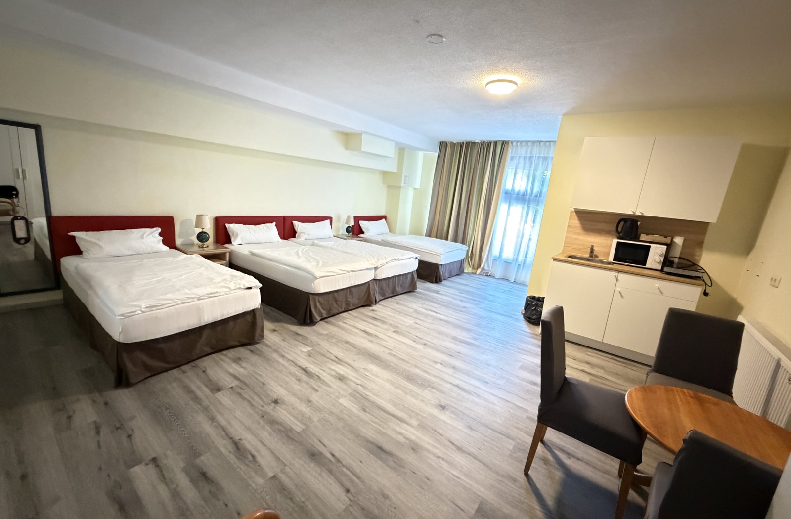 LIMOSTAY Zimmer mit mehreren Einzelbetten und kompakter Küchenzeile